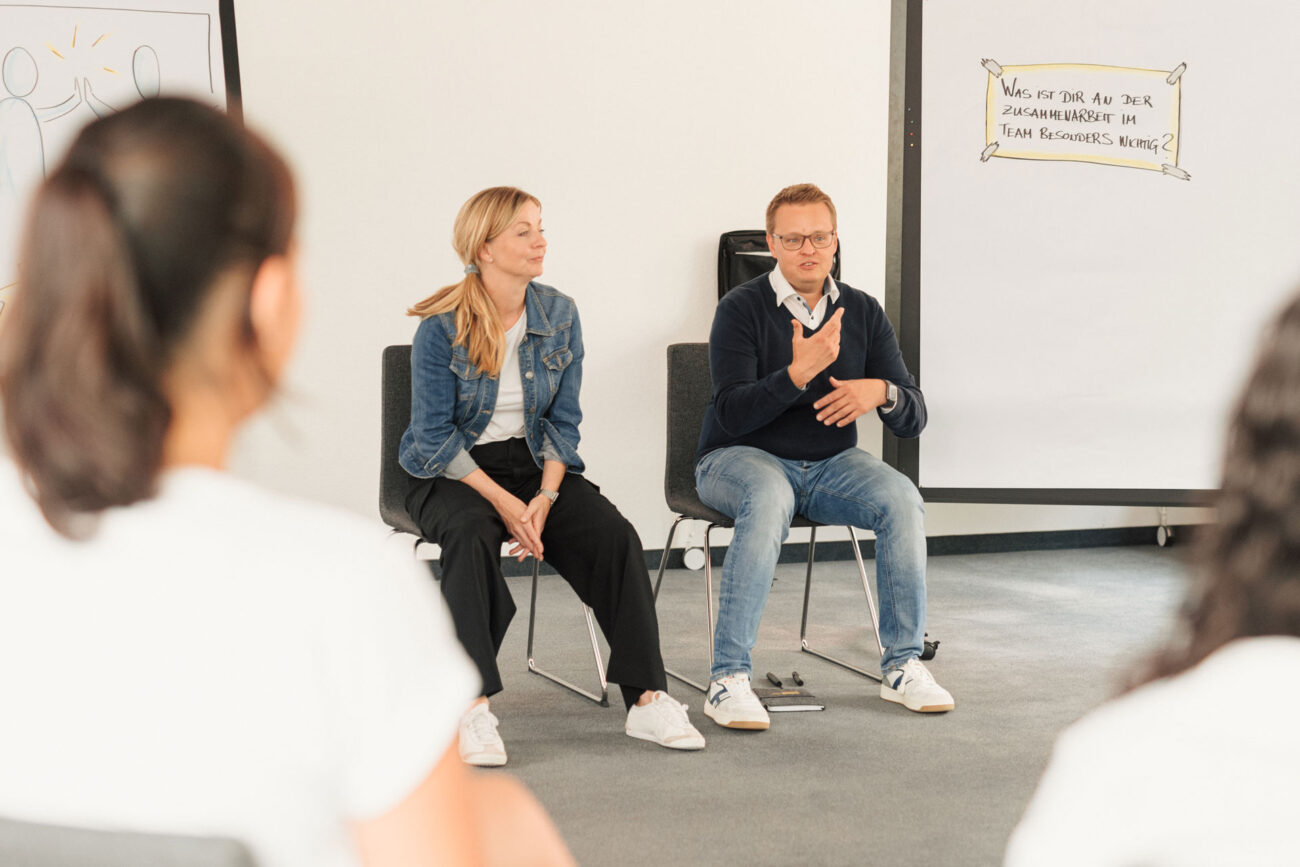 Kommunikationstraining für Unternehmen mit Trainern vor Teilnehmenden