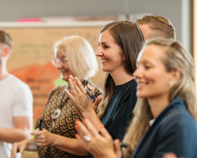 Lachende Teilnehmende im Action Training