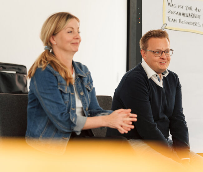 Experts sprechen vor Teilnehmenden im Seminar über Präsentationstechniken