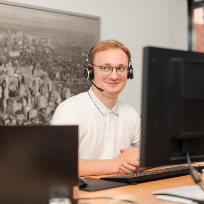 Teilnehmender mit Headset in KI Schulung für Unternehmen online