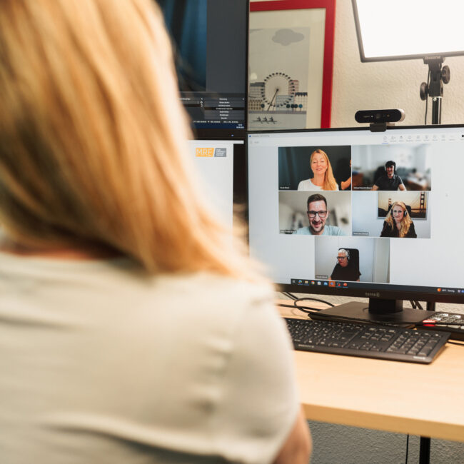KI Schulung für Unternehmen: Teilnehmende auf Bildschirm bei Online Schulung