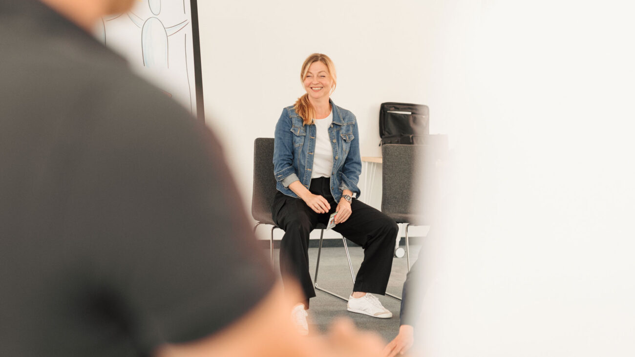 Workshop Stressmanagement Trainerin lacht vor Teilnehmenden